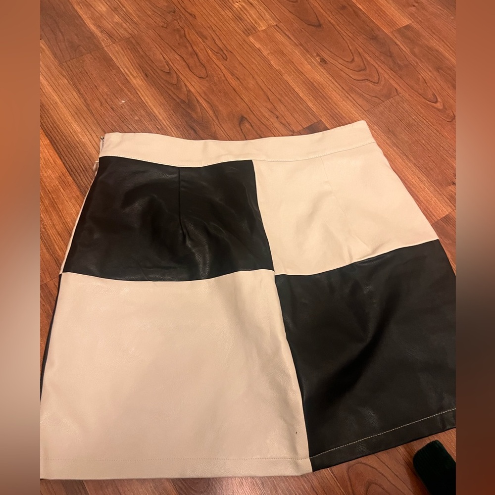 Black and white mini skirt LE LIS with side zipper